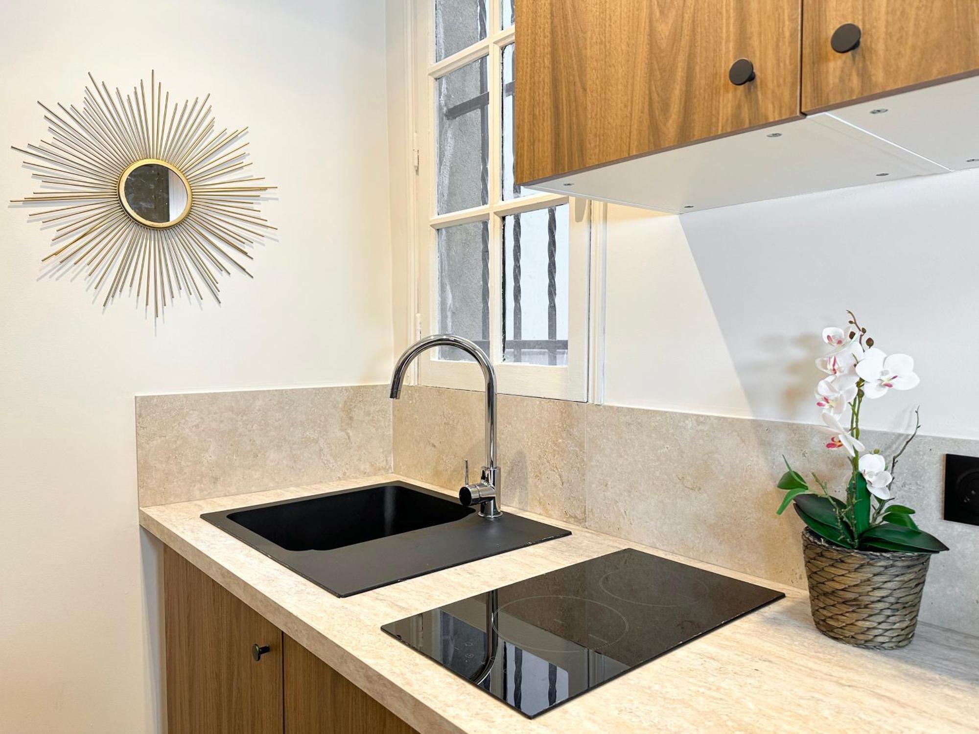 Chic Louvre Apartment Париж Экстерьер фото