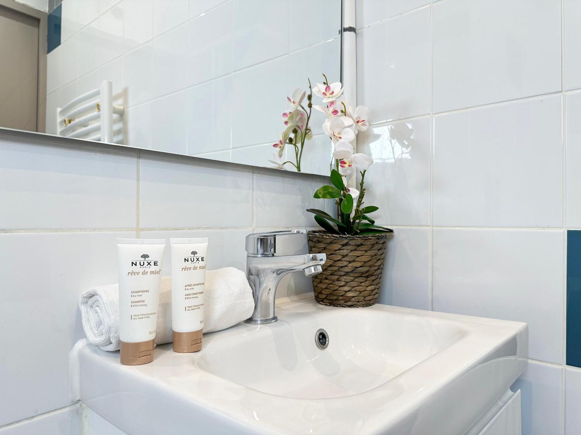 Chic Louvre Apartment Париж Экстерьер фото